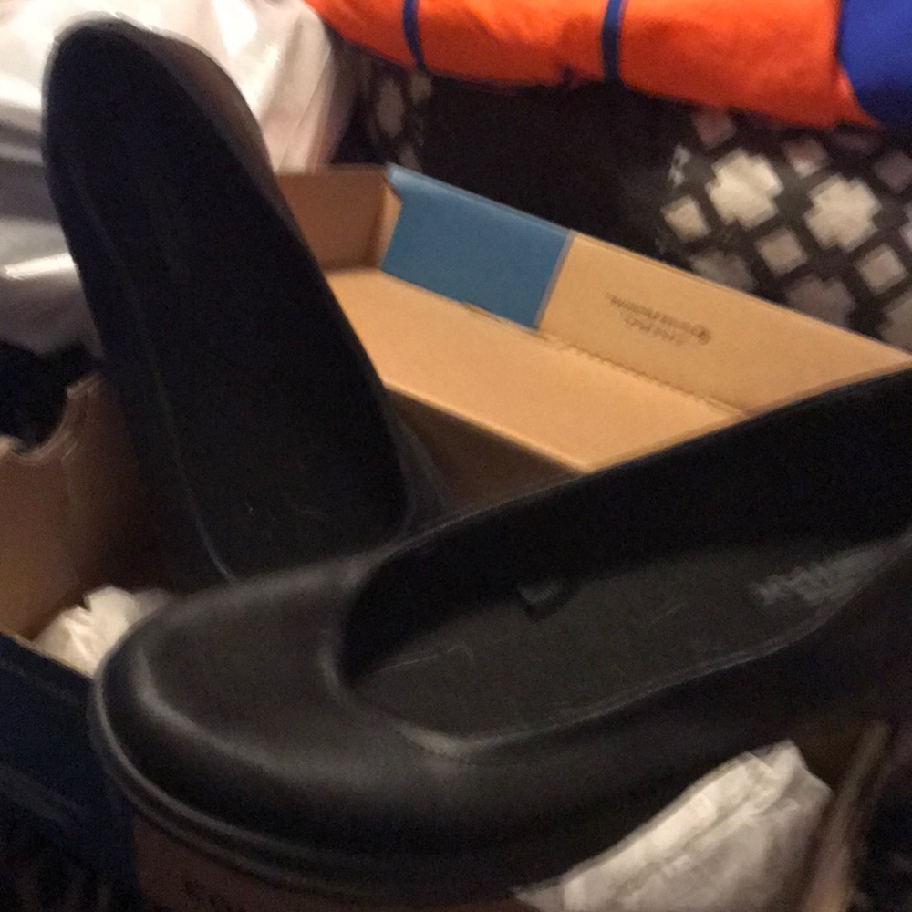 They do not weigh and very comfortable to walk